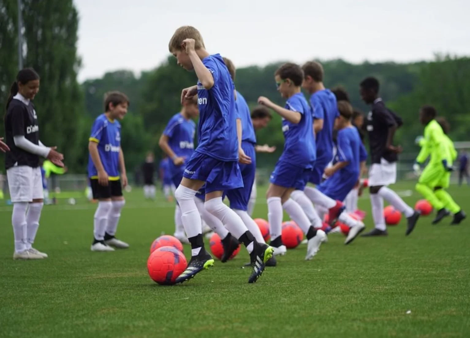 Des jeunes s’entraînent avec le ballon au Mbo Mpenza Challenge