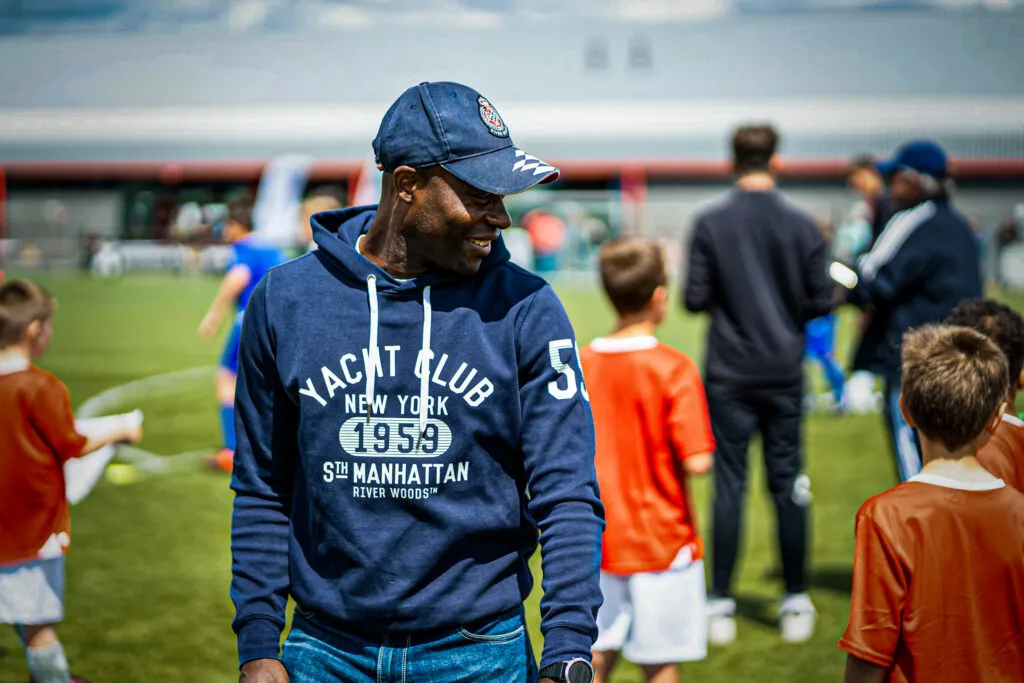 Mbo Mpenza partage les valeurs du sport avec les jeunes